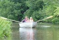 Gezin in roeibootje